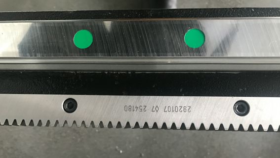 Guide de rail et crémaillère