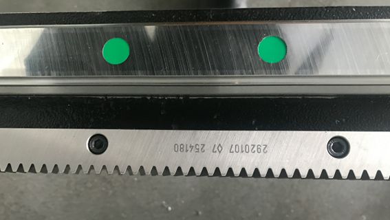 Guide de rail et crémaillère